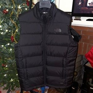 The North Face 550 black vest size men medium.